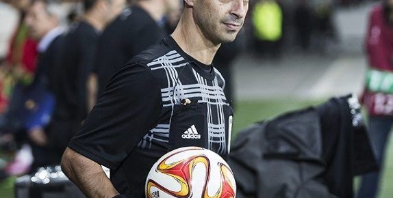 Δεν σφυρίζει, βγάζει κάρτες Δεν σφυρίζει, βγάζει κάρτες