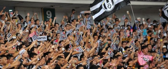 Αγκαλιές και φιλιά Αγκαλιές και φιλιά