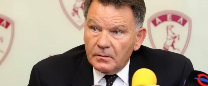 Λευτεριά στη Βόρεια Μύκονο! Κάντε διαιτητή τον Λάκη Γαβαλά…