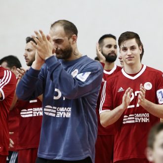 Στα μούτρα τους Στα μούτρα τους