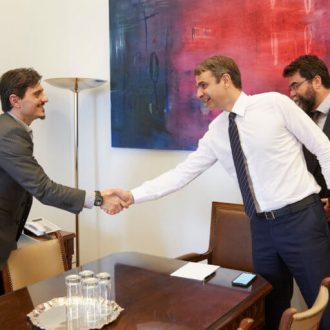 Αφού ψηφίζεις Μητσοτάκη, μαλάκας είσαι
