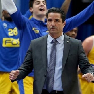 Είναι πελάτης, ψωνίζει απ’ του Σφαιρόπουλου Είναι πελάτης, ψωνίζει απ’ του Σφαιρόπουλου