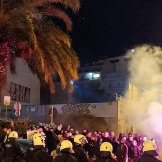 Πουτανίτσες. Ξενοδοχείο θέλατε, ε;