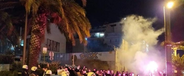 Πουτανίτσες. Ξενοδοχείο θέλατε, ε;