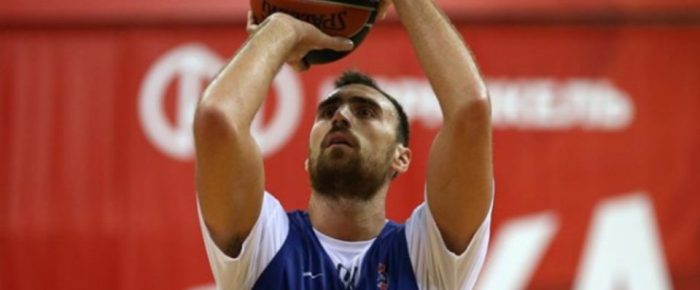 Μιλουτίνοφ: Κάνει διακοπές στην Γλυφάδα