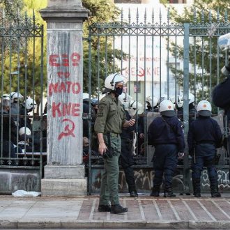 Οι “ελεύθεροι πολιορκημένοι” της Πλατείας Βικτωρίας Οι “ελεύθεροι πολιορκημένοι” της Πλατείας Βικτωρίας