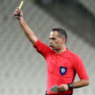 Δεν τους ακούμε