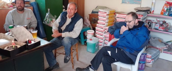 Έξω από τα σπίτια μας