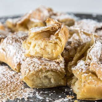 Εδώ έχει μπουγάτσα Εδώ έχει μπουγάτσα