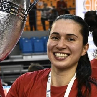 Ζουν για να είναι κομπλεξικοί με τον Θρύλο!