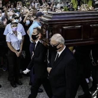 Τσακώνονται για τον νεκροθάφτη