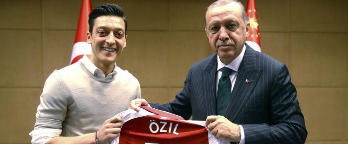 Οζίλ: Προκαλεί αυτός που δεν παίζει