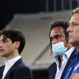 Που είναι ο αριστερός μπακ;
