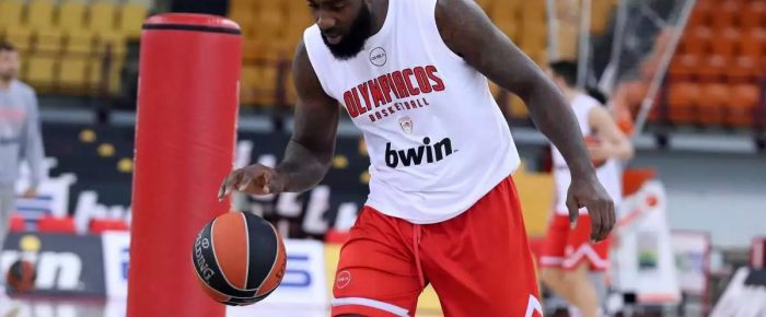 Στο μπάσκετ χρειαζόμαστε παίκτη Στο μπάσκετ χρειαζόμαστε παίκτη