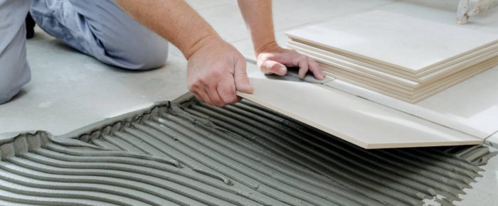 Φτιάχνει τα πλακάκια