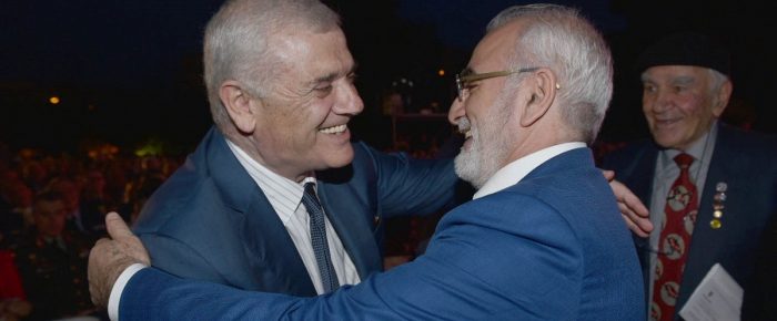 Ας φαγωθούν μεταξύ τους