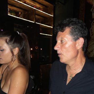 Της έπιανε το χεράκι. Κι αυτό ψόφια… Της έπιανε το χεράκι. Κι αυτό ψόφια…