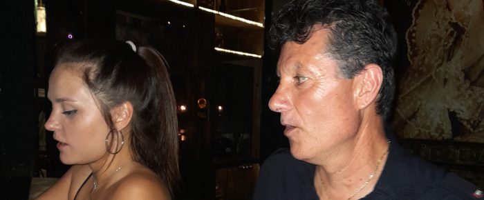 Της έπιανε το χεράκι. Κι αυτό ψόφια…