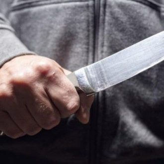 Κότα όποιος κουβαλά μαχαίρι
