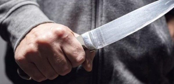 Κότα όποιος κουβαλά μαχαίρι