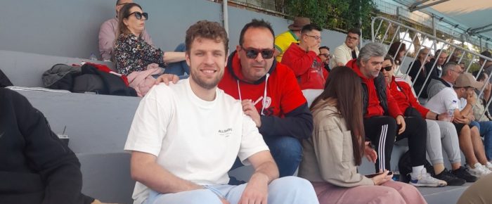 Ποιος είναι αυτός δίπλα στον Νίκο; Ποιος είναι αυτός δίπλα στον Νίκο;