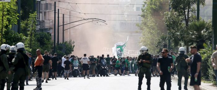 Οι “λαγοί” σφαζόντουσαν απέναντι από την ΓΑΔΑ