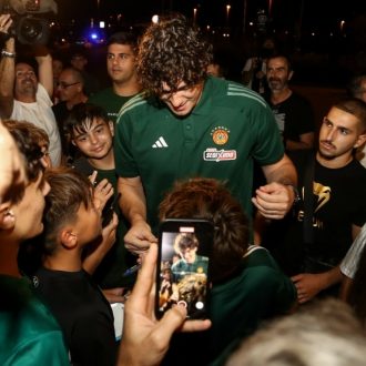Ο μπουκλάκιας και τα δεκαπέντε πιτσιρίκια