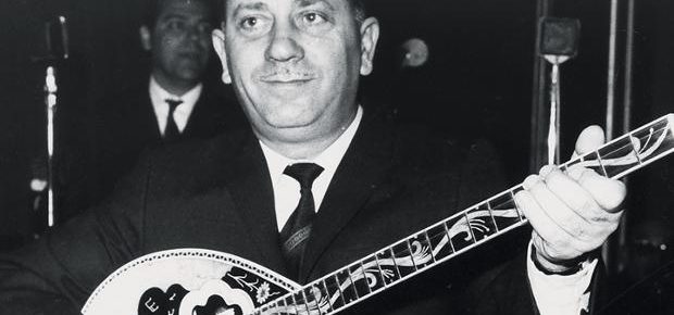 “Ζαμπέτας” μόνος στα μπουζούκια