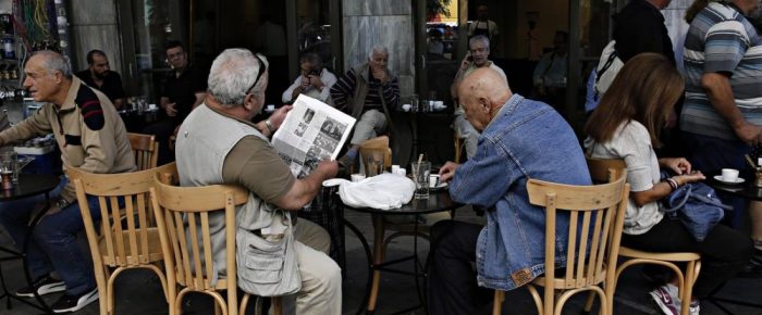 O ένας την μέση του. Ο άλλος την κοιλιά του