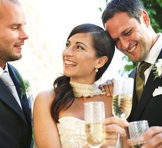 Τον έστησε η κουμπάρα…