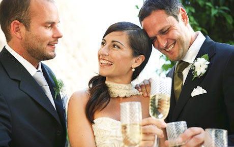 Τον έστησε η κουμπάρα…