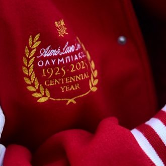 Το κόκκινο μπουφάν και τα κίτρινα κρόσια