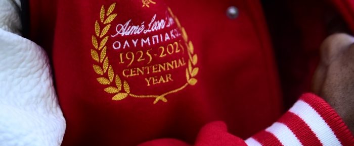 Το κόκκινο μπουφάν και τα κίτρινα κρόσια