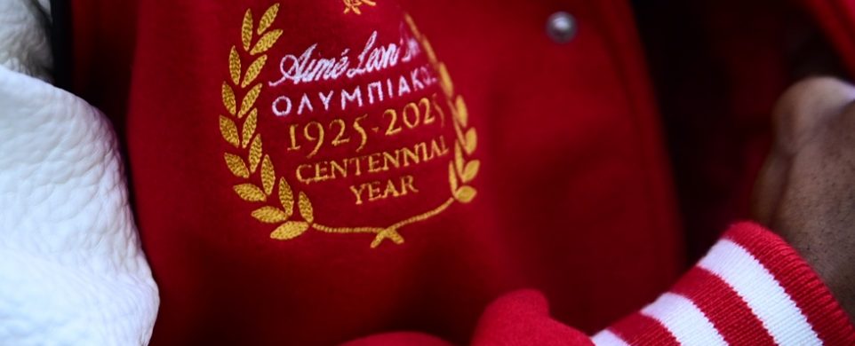 Το κόκκινο μπουφάν και τα κίτρινα κρόσια Το κόκκινο μπουφάν και τα κίτρινα κρόσια