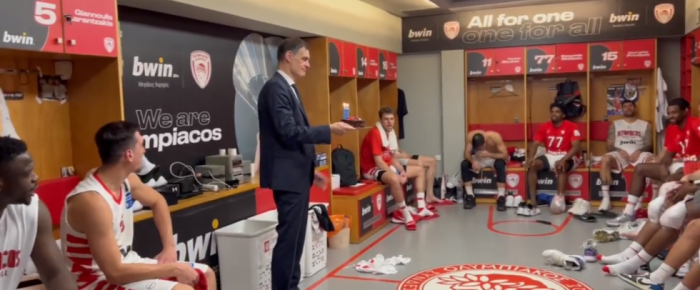 Τι συμβαίνει στα αποδυτήρια; Τι συμβαίνει στα αποδυτήρια;