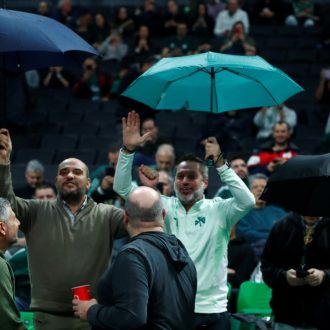 Οι ανοιχτές ομπρέλες είναι γρουσουζιά Οι ανοιχτές ομπρέλες είναι γρουσουζιά