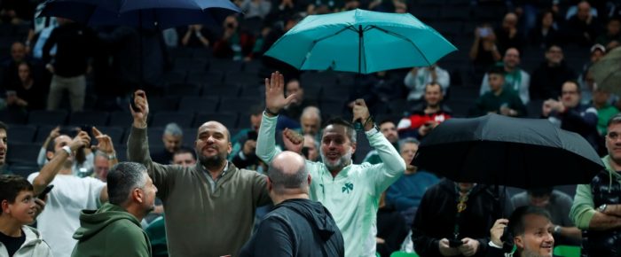 Οι ανοιχτές ομπρέλες είναι γρουσουζιά Οι ανοιχτές ομπρέλες είναι γρουσουζιά