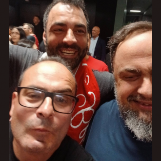 Ποιος είναι αυτός δίπλα στον Μανεσιώτη;