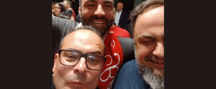 Ποιος είναι αυτός δίπλα στον Μανεσιώτη;