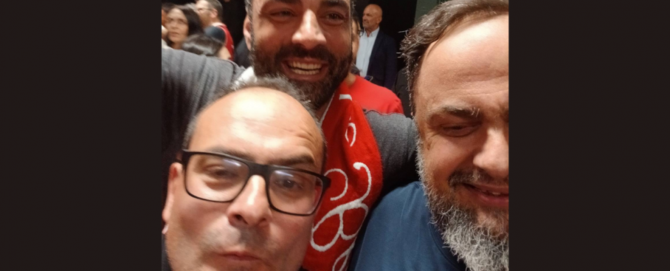 Ποιος είναι αυτός δίπλα στον Μανεσιώτη;