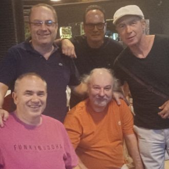Έκρυψε την κοιλούμπα του πίσω από τις κοιλούμπες Έκρυψε την κοιλούμπα του πίσω από τις κοιλούμπες